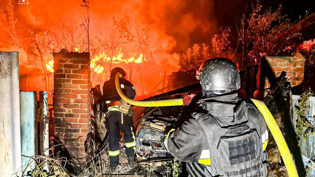 Russland greift die Ukraine trotz des Ultimatums von Trump mit unverminderter Härte an.  - Bild: Uncredited/Ukrainian Emergency Service via AP/dpa