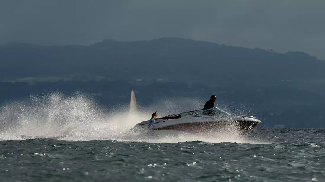 Schnelle Motorboote bringen zwar Spaß, können aber Pflanzen und Tieren in Seen enorm zusetzten. (Archivbild)  - Bild: Felix Kästle/dpa