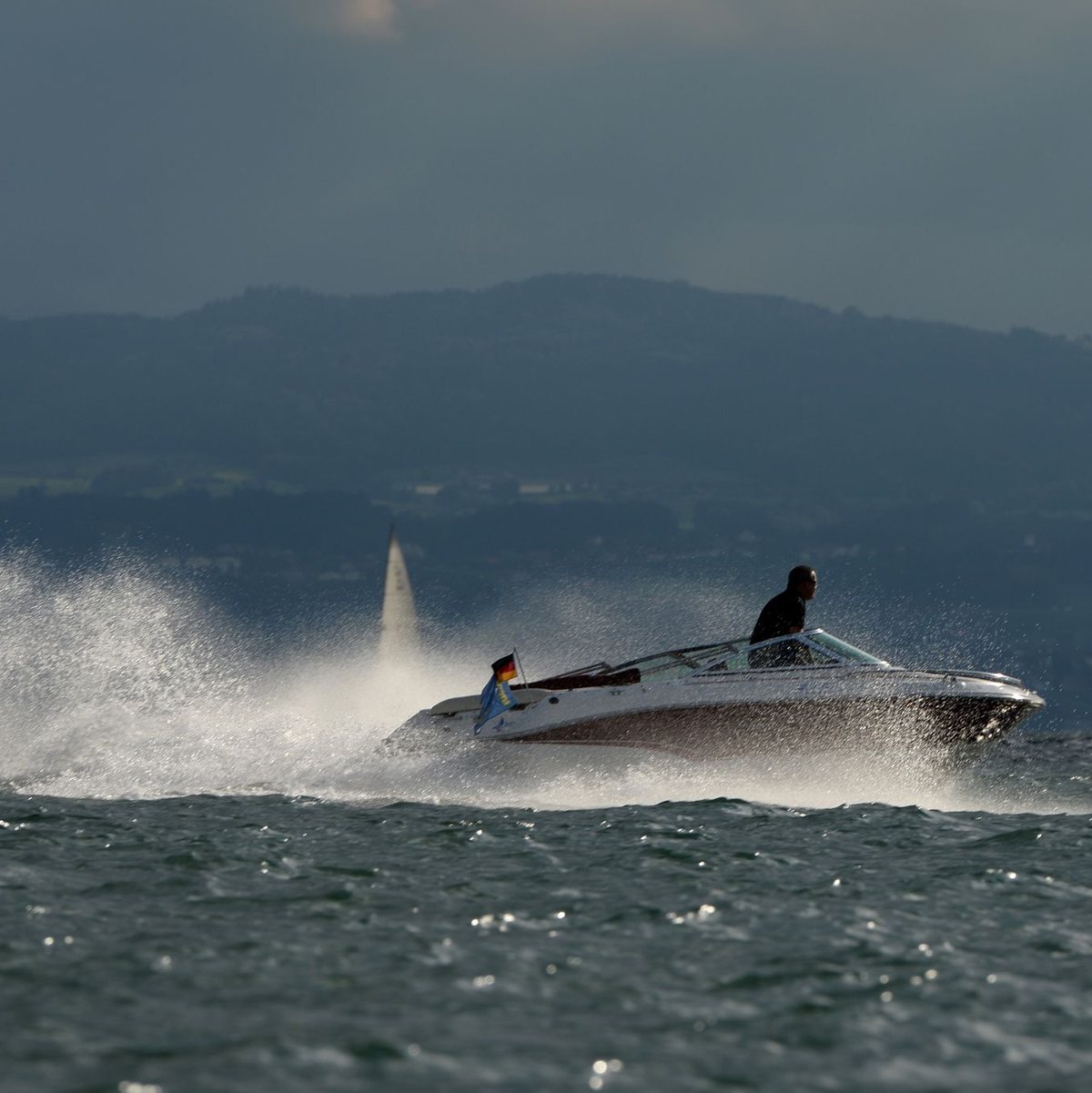 Schnelle Motorboote bringen zwar Spaß, können aber Pflanzen und Tieren in Seen enorm zusetzten. (Archivbild)  - Foto: Felix Kästle/dpa