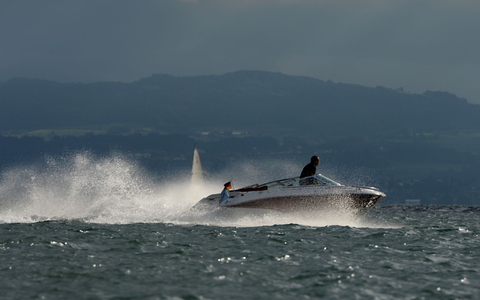 Schnelle Motorboote bringen zwar Spaß, können aber Pflanzen und Tieren in Seen enorm zusetzten. (Archivbild) - Foto: Felix Kästle/dpa Schnelle Motorboote bringen zwar Spaß, können aber Pflanzen und Tieren in Seen enorm zusetzten. (Archivbild) - Foto: Felix Kästle/dpa