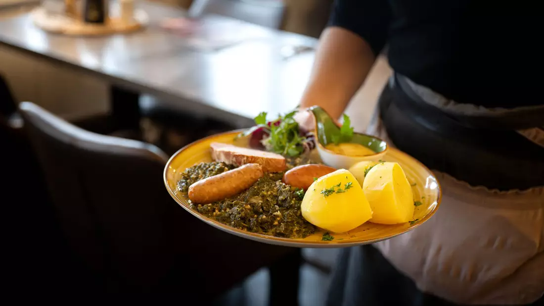 Auch ohne Ausbildung oder Studium Geld zu verdienen - zum Beispiel in der Gastronomie - ist für viele junge Menschen vorstellbar. (Symbolbild) - Bild: Sina Schuldt/dpa