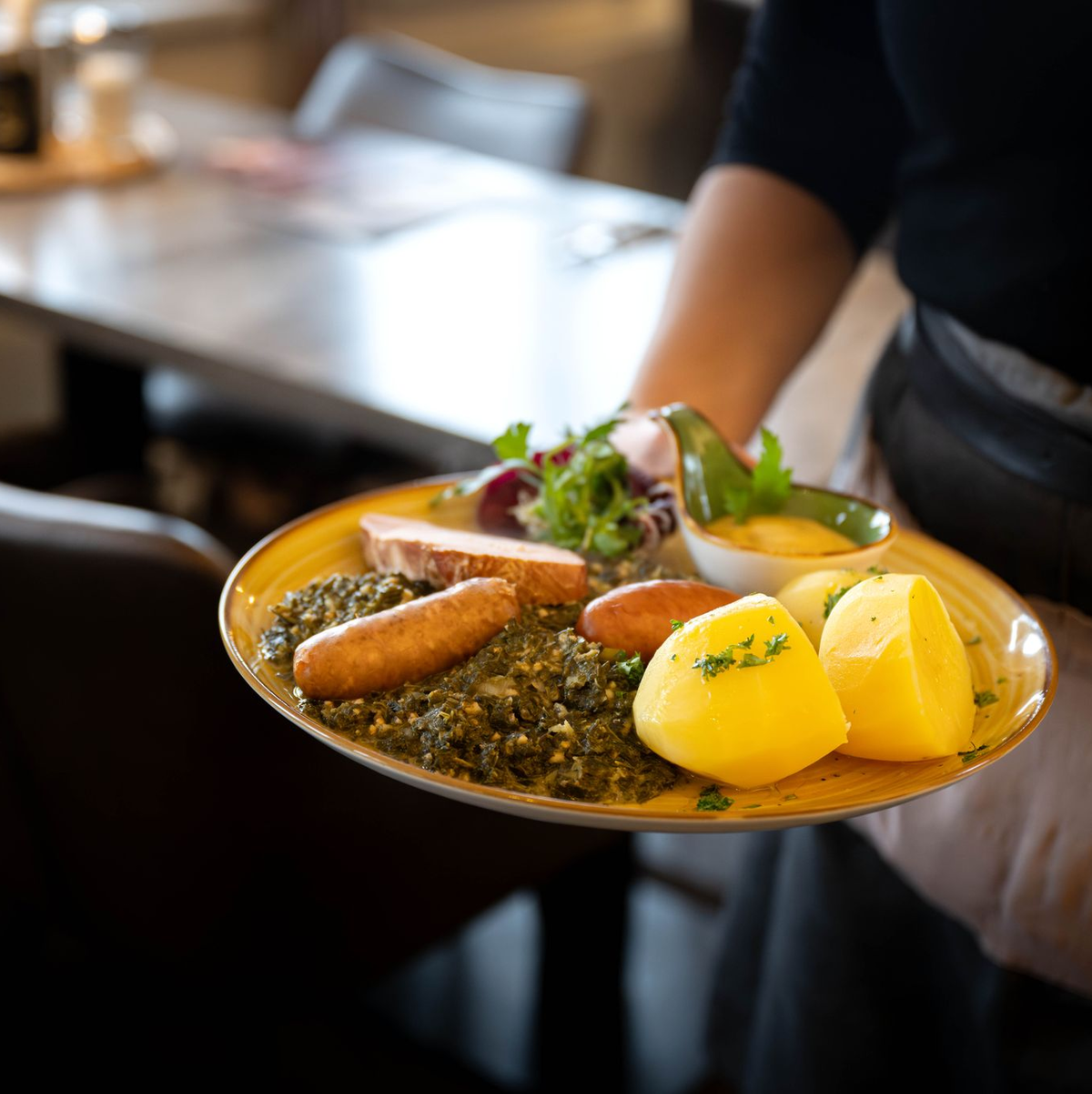 Auch ohne Ausbildung oder Studium Geld zu verdienen - zum Beispiel in der Gastronomie - ist für viele junge Menschen vorstellbar. (Symbolbild) - Foto: Sina Schuldt/dpa