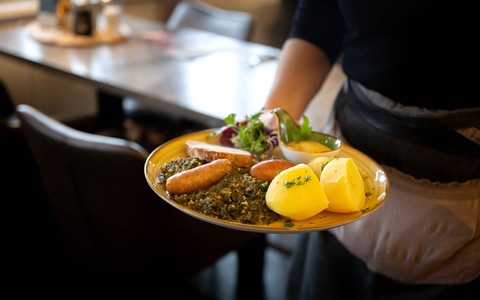 Auch ohne Ausbildung oder Studium Geld zu verdienen - zum Beispiel in der Gastronomie - ist für viele junge Menschen vorstellbar. (Symbolbild) - Foto: Sina Schuldt/dpa Auch ohne Ausbildung oder Studium Geld zu verdienen - zum Beispiel in der Gastronomie - ist für viele junge Menschen vorstellbar. (Symbolbild) - Foto: Sina Schuldt/dpa