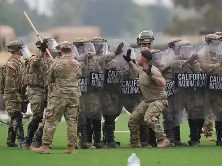 Das Pentagon plant, die Hälfte der Nationalgarde-Soldaten in Los Angeles abzuziehen.  - Foto: Jae C. Hong/AP/dpa