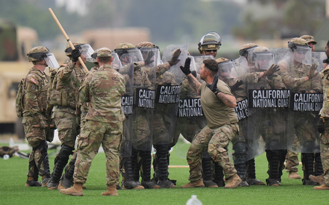 Ein Richter verpasst Trump zum Einsatz der Nationalgarde in Los Angeles einen Dämpfer. (Archivbild) - Foto: Jae C. Hong/AP/dpa Ein Richter verpasst Trump zum Einsatz der Nationalgarde in Los Angeles einen Dämpfer. (Archivbild) - Foto: Jae C. Hong/AP/dpa