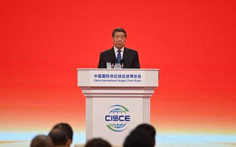 Bei der Lieferketten-Messe stellen auch Unternehmen aus Deutschland ihre Waren aus.  - Foto: Johannes Neudecker/dpa