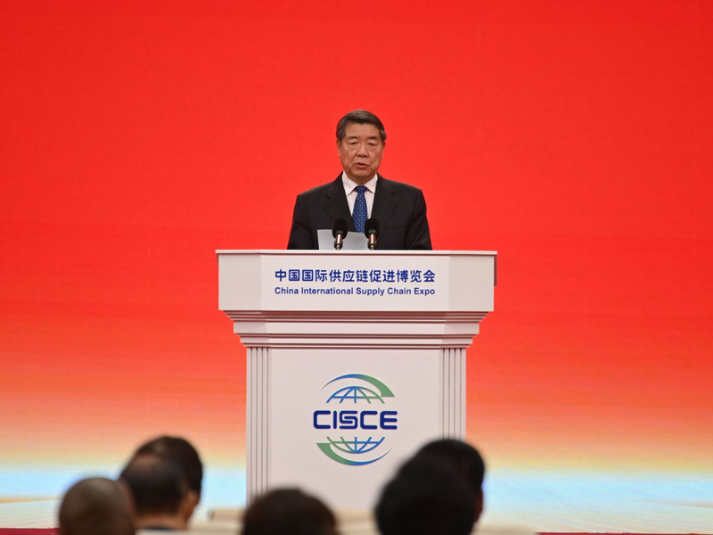 Bei der Lieferketten-Messe stellen auch Unternehmen aus Deutschland ihre Waren aus.  - Foto: Johannes Neudecker/dpa