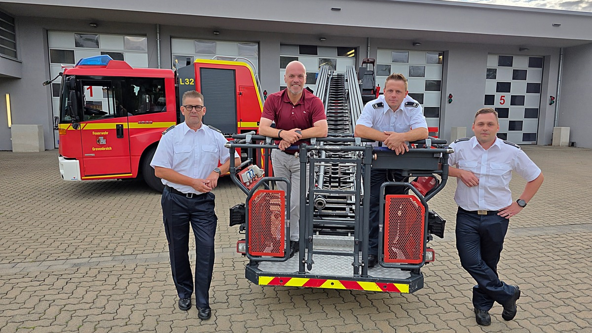 FW Grevenbroich: Zweite Drehleiter für Grevenbroich ab sofort einsatzbereit Ehrenamtler aus Frimmersdorf/Neurath besetzen Sonderfahrzeug - Foto: presseportal.de