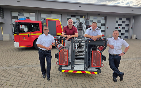 FW Grevenbroich: Zweite Drehleiter für Grevenbroich ab sofort einsatzbereit Ehrenamtler aus Frimmersdorf/Neurath besetzen Sonderfahrzeug - Foto: presseportal.de