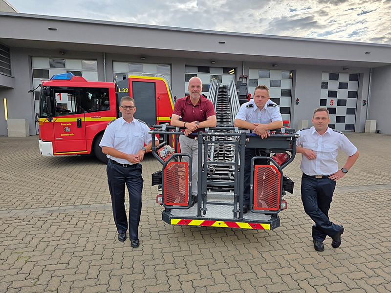 FW Grevenbroich: Zweite Drehleiter für Grevenbroich ab sofort einsatzbereit Ehrenamtler aus Frimmersdorf/Neurath besetzen Sonderfahrzeug - Foto: presseportal.de