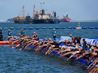 Florian Wellbrock (l) und Gregorio Paltrinieri freuen sich über ihre Podestplätze. - Foto: Vincent Thian/AP/dpa