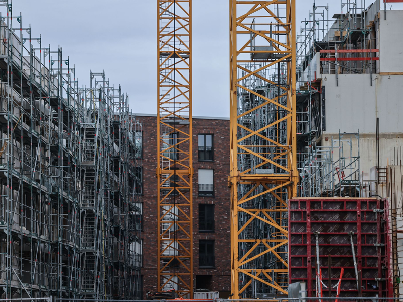 Der Wohnungsbau in Mehrfamilienhäusern stagniert.  (Archivbild) - Foto: Oliver Berg/dpa