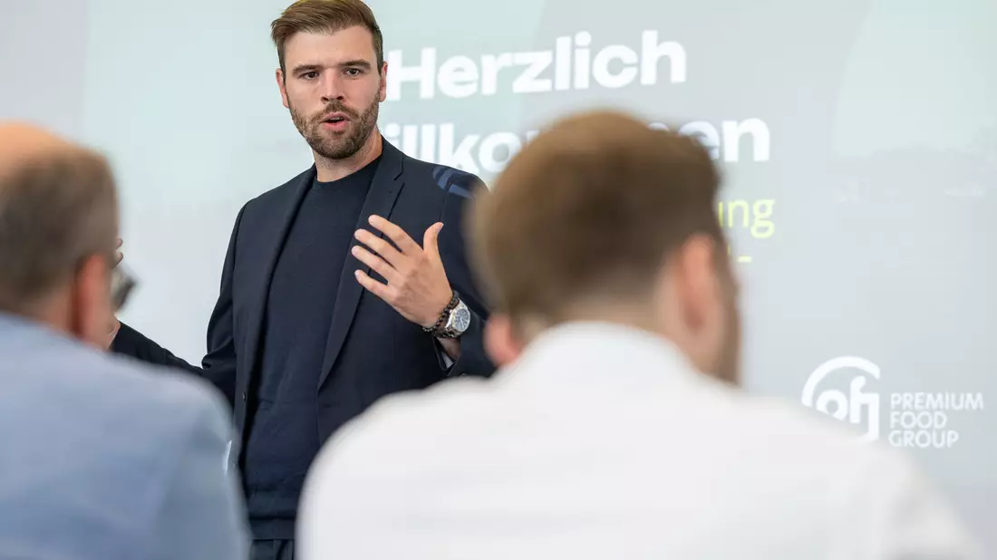 Maximilian Tönnies ist seit 2018 Gesellschafter der Tönnies-Unternehmensgruppe - zusammen mit Vater Clemens und Cousin Robert. (Archivbild) - Bild: Guido Kirchner/dpa