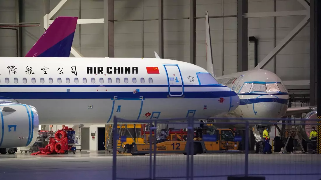 Ein Flugzeug von Air China. (Archivbild) - Bild: Marcus Brandt/dpa
