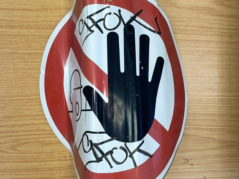 BPOL NRW: Kinder im Gleis beschädigen Warnschilder - Bundespolizei warnt vor Lebensgefahr - Foto: presseportal.de