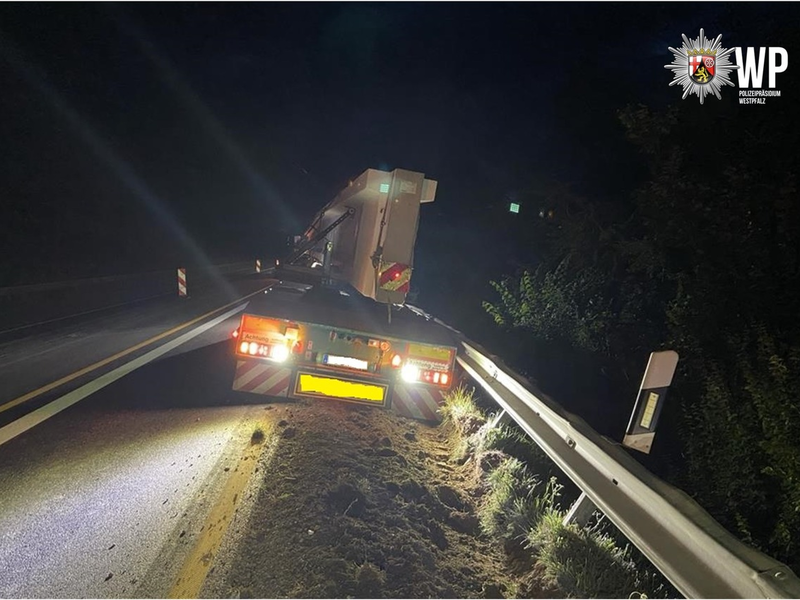 POL-PASTKL: Schwertransport blockiert Fahrbahn - Foto: presseportal.de