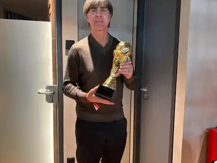 Jogi Löws Unterschrift ist 17.000EUR wert! / WM-Schatz von Jogi Löw sorgt für Auktions-Knaller bei United Charity - Foto: presseportal.de