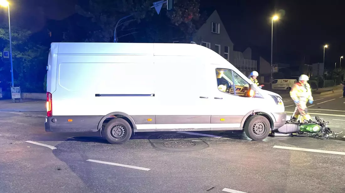 POL-RBK: Bergisch Gladbach - Motorradfahrer bei Zusammenstoß mit Kastenwagen lebensgefährlich verletzt - Bild: presseportal.de