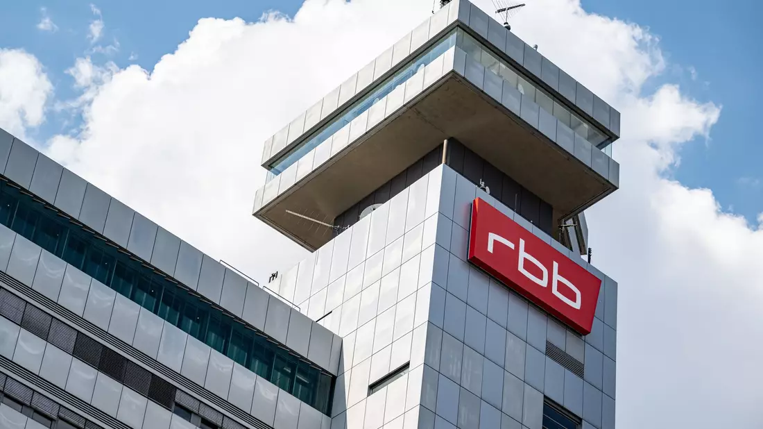 Der RBB sah sich mit Vorwürfen der Verschwendung und der Vetternwirtschaft konfrontiert. (Archivbild) - Bild: Fabian Sommer/dpa