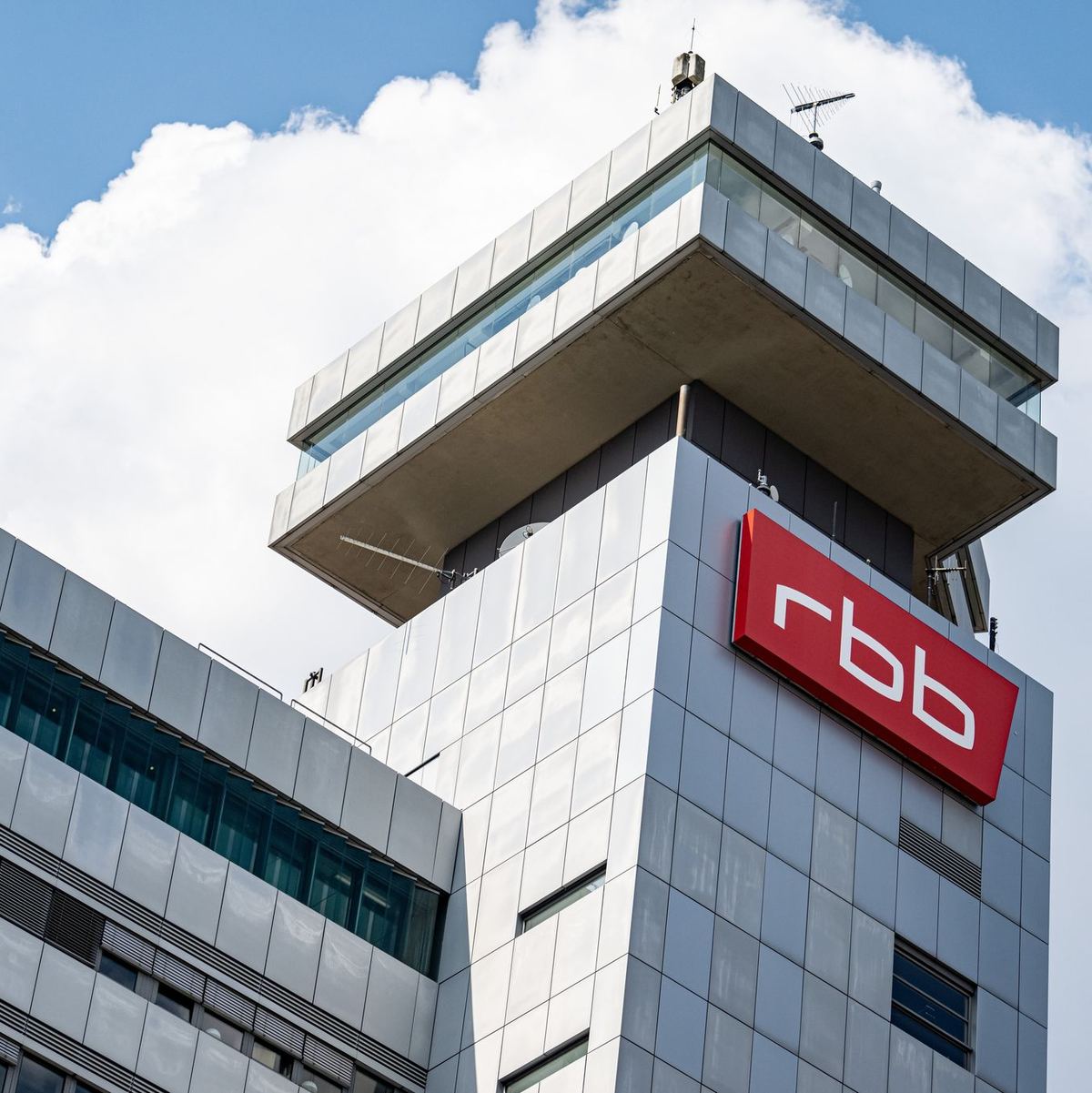 Der RBB sah sich mit Vorwürfen der Verschwendung und der Vetternwirtschaft konfrontiert. (Archivbild) - Foto: Fabian Sommer/dpa