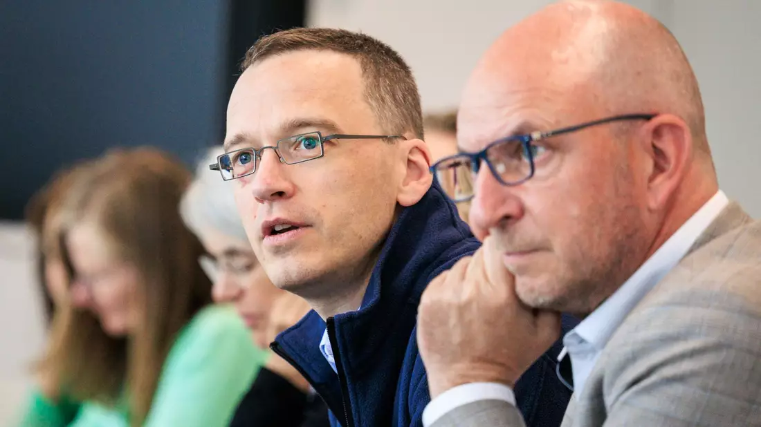 Nach der Generalsanierung zwischen Frankfurt und Mannheim leitet Julian Fassing (li) nun auch die Generalsanierung zwischen Berlin und Hamburg. - Bild: Carsten Koall/dpa