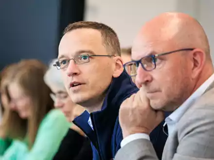 Nach der Generalsanierung zwischen Frankfurt und Mannheim leitet Julian Fassing (li) nun auch die Generalsanierung zwischen Berlin und Hamburg. - Foto: Carsten Koall/dpa