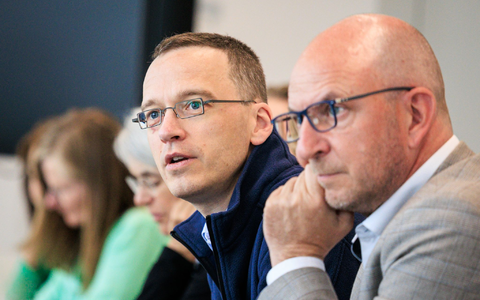 Nach der Generalsanierung zwischen Frankfurt und Mannheim leitet Julian Fassing (li) nun auch die Generalsanierung zwischen Berlin und Hamburg. - Foto: Carsten Koall/dpa