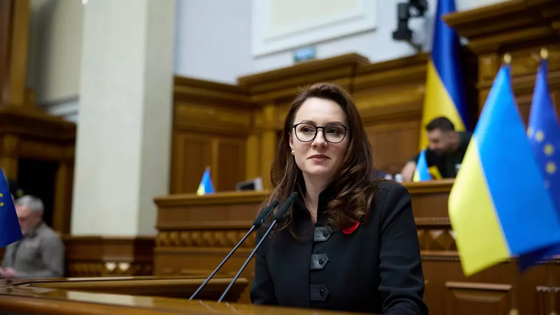 Julia Swyrydenko soll am Donnerstag zur neuen Regierungschefin der Ukraine bestimmt werden - zuvor stimmte das Parlament für den Rücktritt der alten Regierung. (Archivbild) - Bild: Vadym Sarakhan/AP/dpa