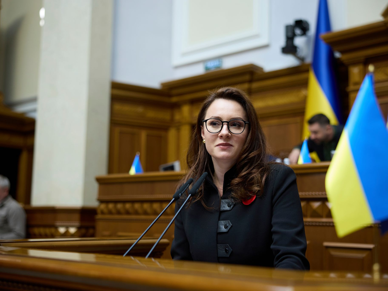 Julia Swyrydenko soll am Donnerstag zur neuen Regierungschefin der Ukraine bestimmt werden - zuvor stimmte das Parlament für den Rücktritt der alten Regierung. (Archivbild) - Foto: Vadym Sarakhan/AP/dpa