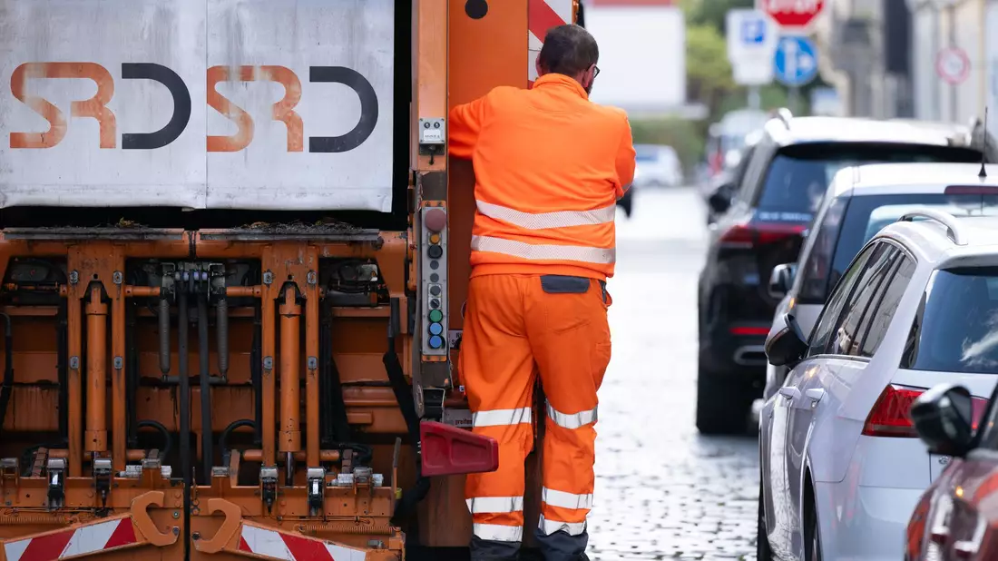 Der verunglückte 23-Jährige wurde per Rettungshubschrauber in eine Klinik gebracht (Symbolbild). - Bild: Sebastian Kahnert/dpa