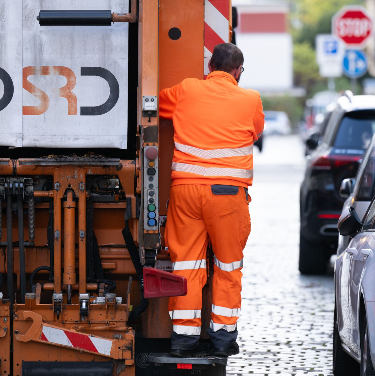 Der verunglückte 23-Jährige wurde per Rettungshubschrauber in eine Klinik gebracht (Symbolbild). - Foto: Sebastian Kahnert/dpa