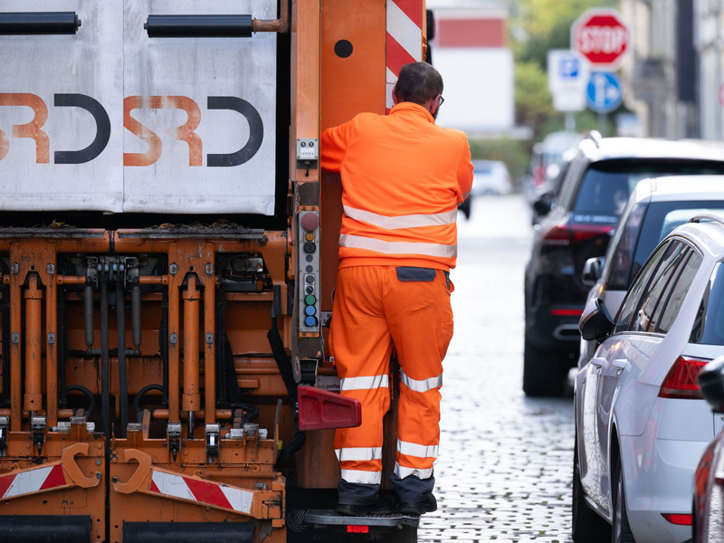 Der verunglückte 23-Jährige wurde per Rettungshubschrauber in eine Klinik gebracht (Symbolbild). - Foto: Sebastian Kahnert/dpa