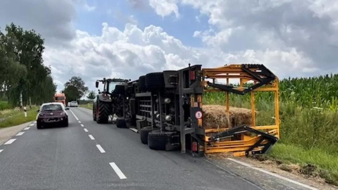 POL-HK: Bad Fallingbostel: Traktorgespann kippt um - Fahrer unter Alkohol (Foto im Anhang) - Bild: presseportal.de