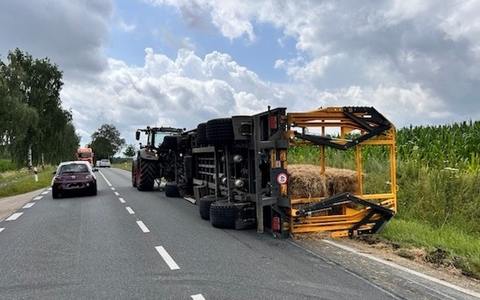 POL-HK: Bad Fallingbostel: Traktorgespann kippt um - Fahrer unter Alkohol (Foto im Anhang) - Foto: presseportal.de