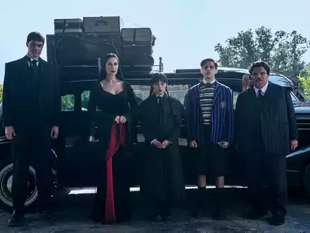 Irland als Bühne für düstere Magie: Staffel 2 von Wednesday startet / Die grüne Insel ist ab August auf Netflix in Staffel 2 der Mystery-Serie ein natürlicher Hauptdarsteller - Foto: presseportal.de