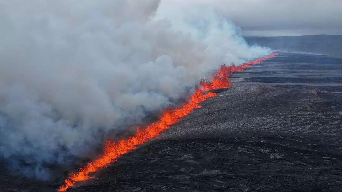Wenige Stunden nach dem Ausbruch ist bereits ein größeres Lavafeld entstanden. - Bild: -/Department of Civil Protection and Emergency Management/dpa