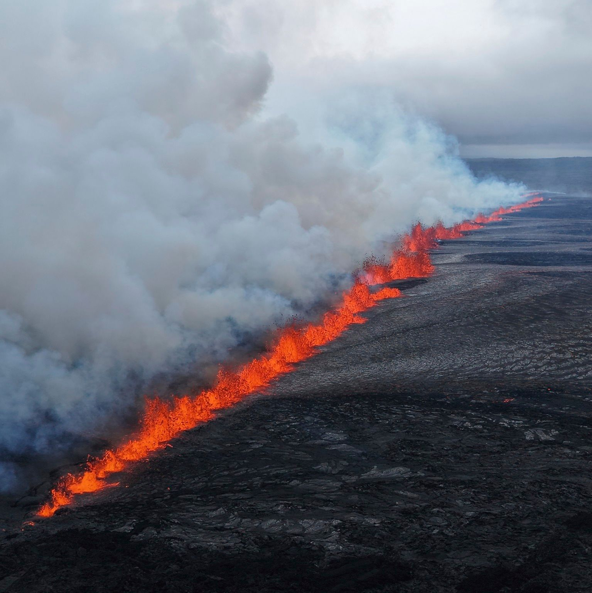 Wenige Stunden nach dem Ausbruch ist bereits ein größeres Lavafeld entstanden. - Foto: -/Department of Civil Protection and Emergency Management/dpa