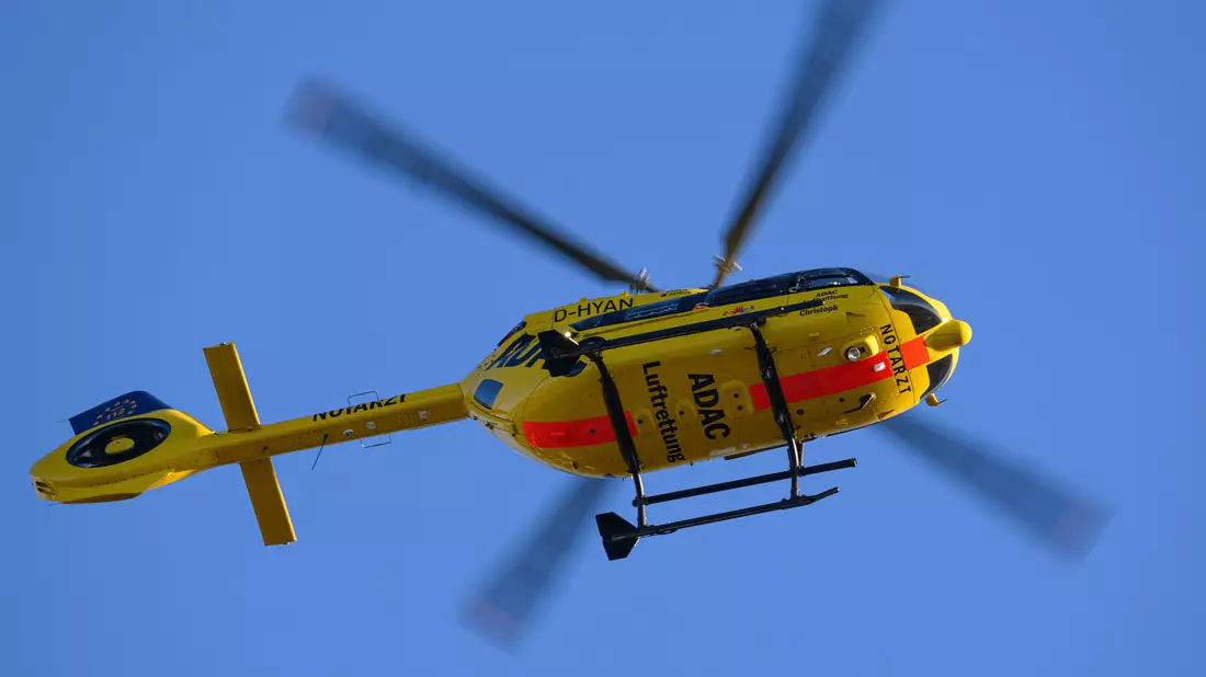 Der 23-Jährige wurde in eine Klinik geflogen. (Symbolbild) - Bild: Robert Michael/dpa
