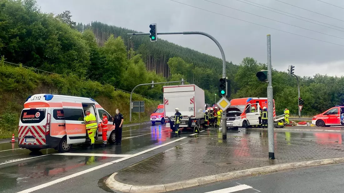 FF Olsberg: Verkehrsunfall mit Rettungswagen in Olsberg Bigge - Bild: presseportal.de