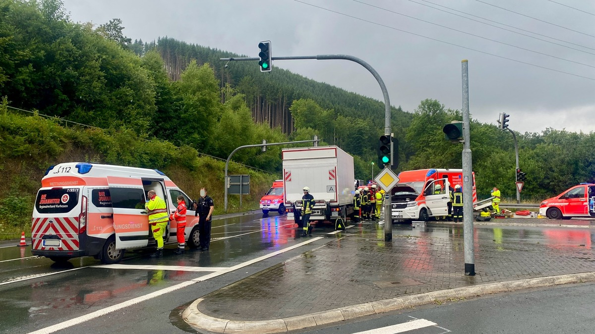 FF Olsberg: Verkehrsunfall mit Rettungswagen in Olsberg Bigge - Foto: presseportal.de