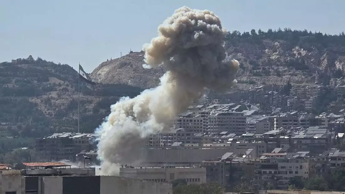 Israels Armee greift nach tagelanger Gewalt im Süden Syriens Ziele in Damaskus an. - Bild: Uncredited/SANA via AP/dpa