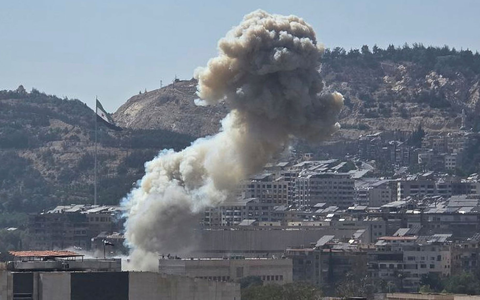 Israels Armee greift nach tagelanger Gewalt im Süden Syriens Ziele in Damaskus an. - Foto: Uncredited/SANA via AP/dpa Israels Armee greift nach tagelanger Gewalt im Süden Syriens Ziele in Damaskus an. - Foto: Uncredited/SANA via AP/dpa