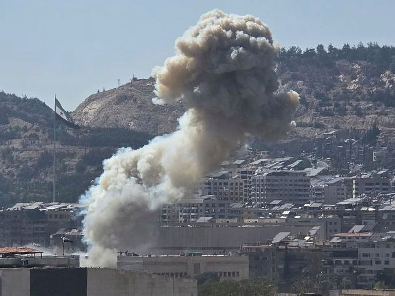 Israels Armee greift nach tagelanger Gewalt im Süden Syriens Ziele in Damaskus an. - Foto: Uncredited/SANA via AP/dpa