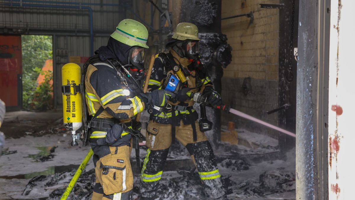 FW-E: Feuer in leerstehender Lagerhalle - starke Rauchentwicklung - Foto: presseportal.de