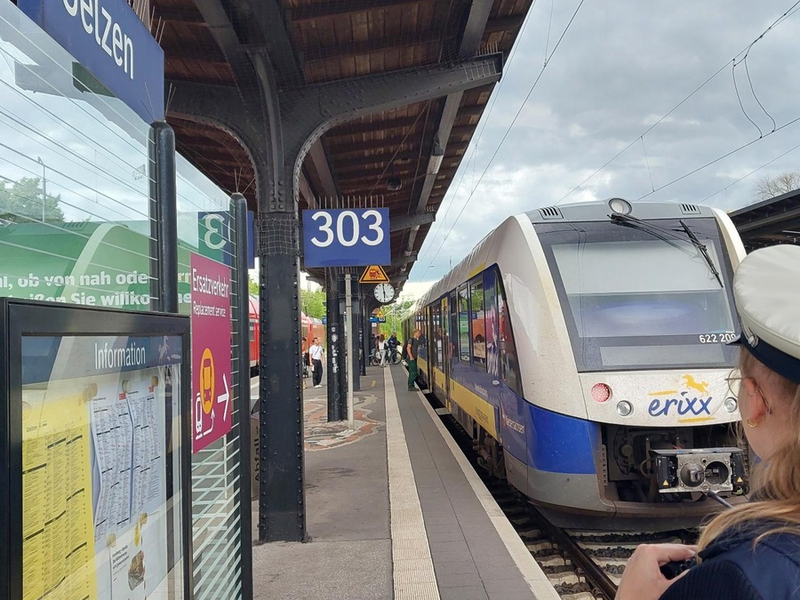 BPOL-HB: Bundespolizei stellt Mann mit Messer im Zug. Ein teurer Verstoß: 1000,- EUR Zwangsgeld an Ort und Stelle eingezogen. - Foto: presseportal.de