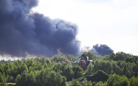 Vom Gelände des Tomorrowland-Festivals steigt am Mittwoch dunkler Rauch auf: Die Größe der Rauchwolke lässt das Ausmaß des Brandes erahnen. - Foto: Tom Goyvaerts/Belga/dpa