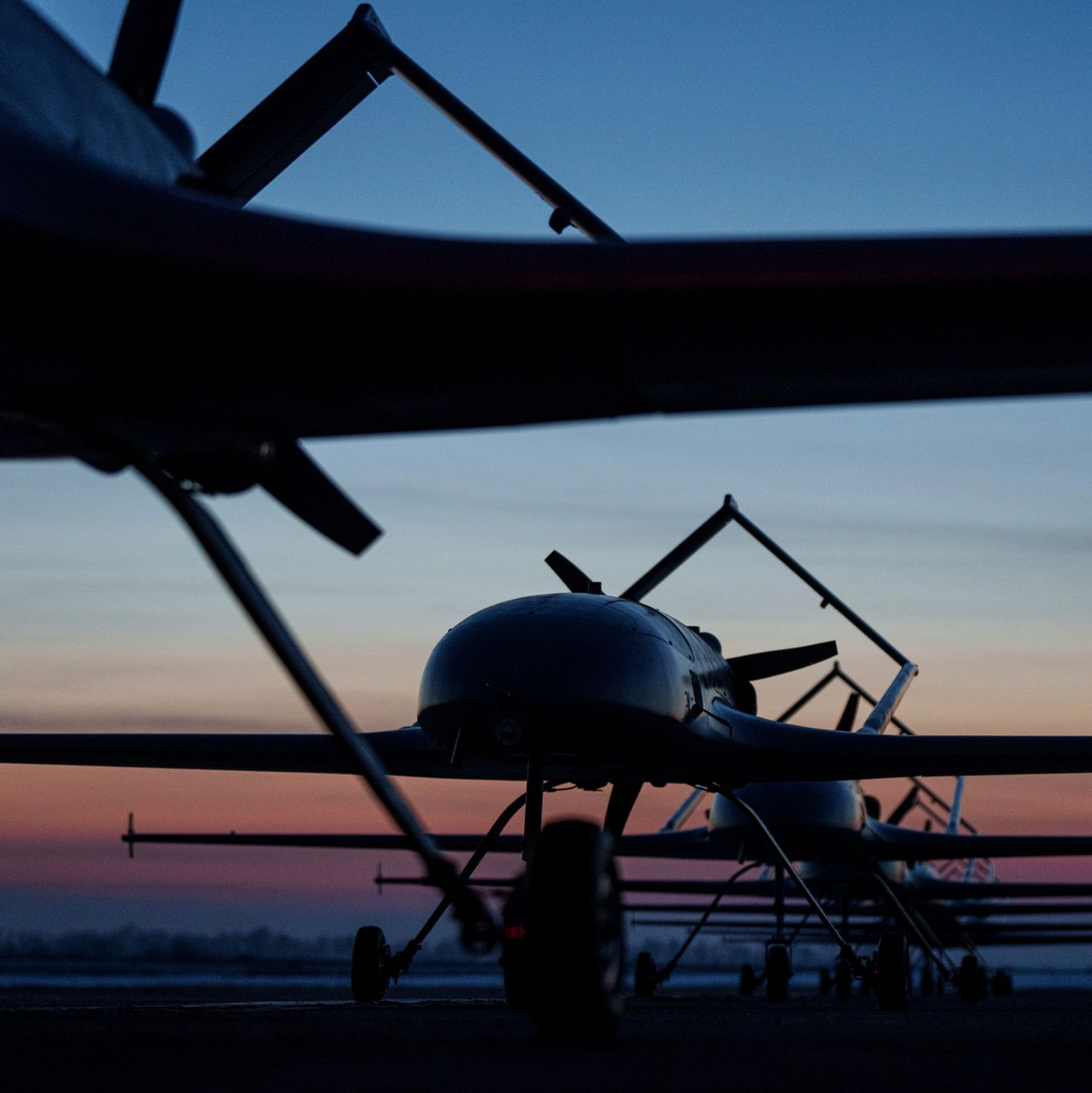 Nach einem ukrainischen Auf eine russische Ölpipeline werden mögliche Auswirkungen für die ostdeutsche PCK Raffinerie in Schwedt geprüft. (Archivbild) - Foto: Evgeniy Maloletka/AP/dpa