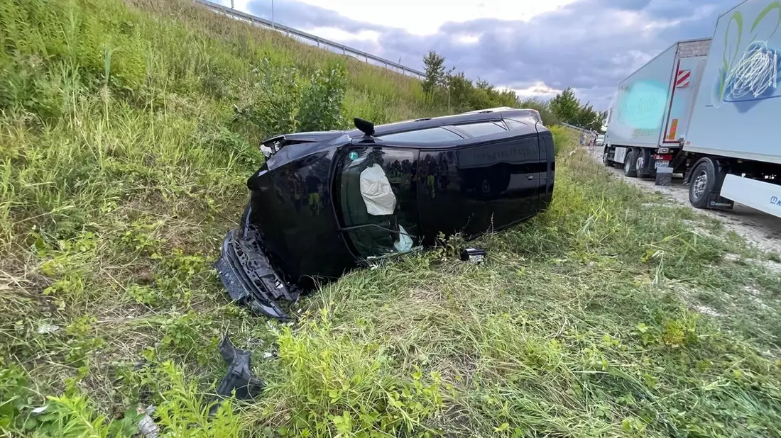 FW Reichenau: PKW durchbricht Leitplanke und fährt Hang hinunter, 16.07.2025, Reichenau-Lindenbühl - Bild: presseportal.de