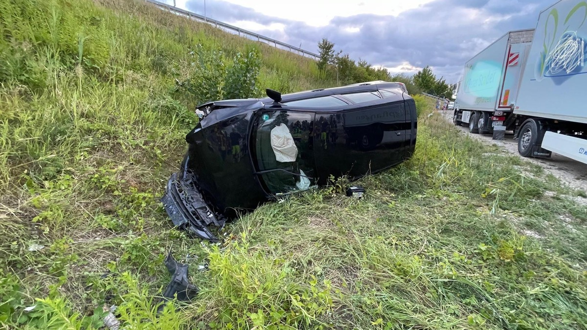 FW Reichenau: PKW durchbricht Leitplanke und fährt Hang hinunter, 16.07.2025, Reichenau-Lindenbühl - Foto: presseportal.de