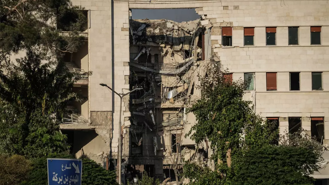 Laut Aktivisten ziehen syrische Regierungstruppen im Süden ab.   - Bild: Moawia Atrash/dpa